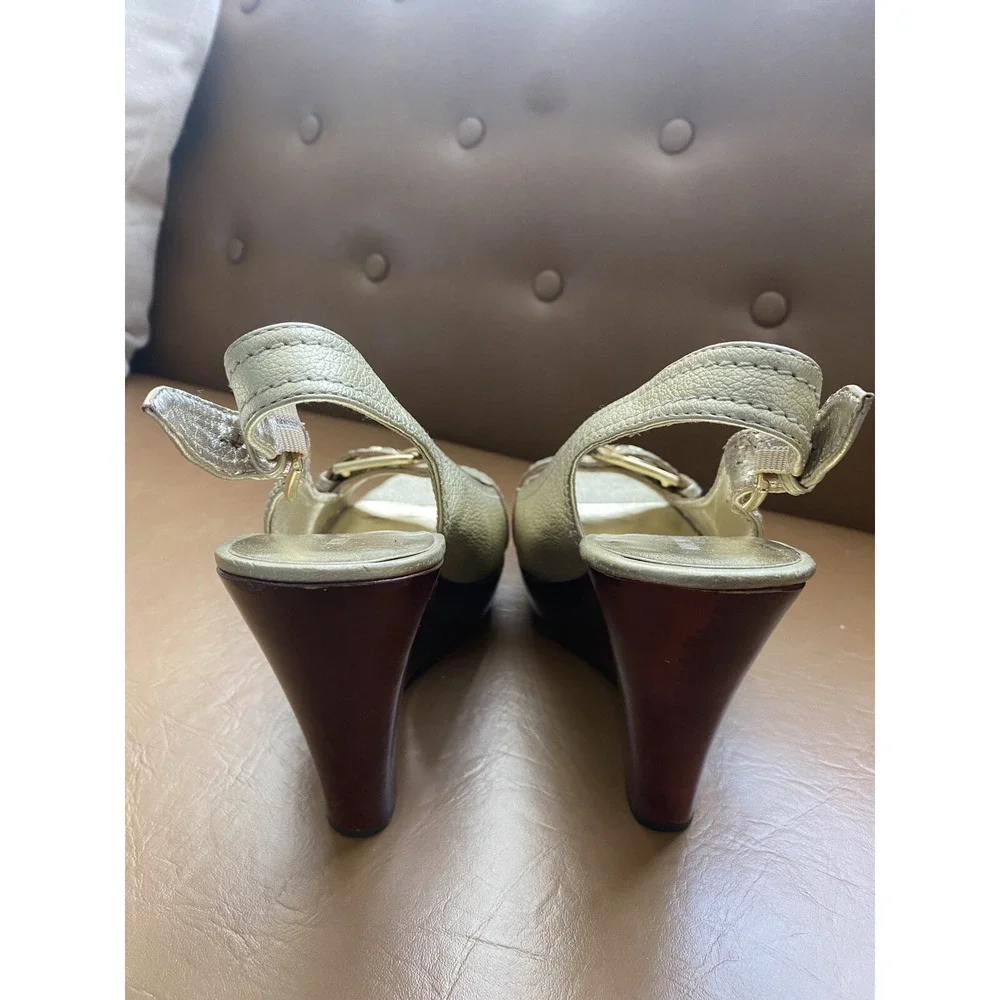 Nine West Women's‎ Wedge Sandals Gold Leather Wood Heel Buckle Peep Toe Size 7.5